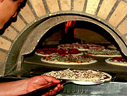 Holzofen-Pizza (©Foto.. Gastro PR)
